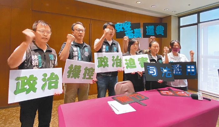 新竹市長高虹安遭北檢起訴，高虹安昨天中午于飯店舉行記者會回擊北檢，包括民眾黨團及黨籍人士、支持者都到場聲援，舉牌大喊“濫用司法、政治迫害”