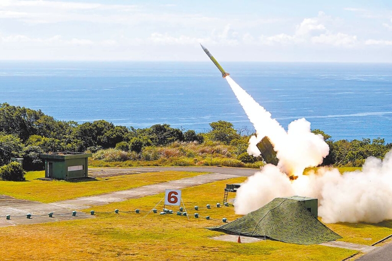 空軍昨在屏東九鵬基地發(fā)射兩枚愛國(guó)者二型飛彈，第1枚發(fā)射后自爆。圖為之前愛二實(shí)彈射擊，攔截來襲的敵機(jī)與彈道飛彈。（臺(tái)灣防務(wù)部門提供）