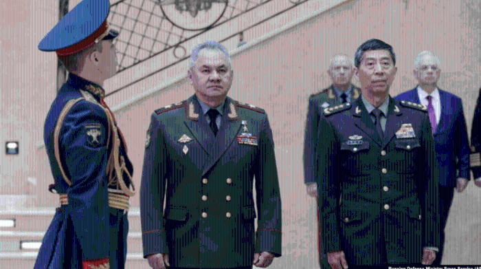 李尚福到訪莫斯科，旁為俄國(guó)防部長(zhǎng)紹伊古。