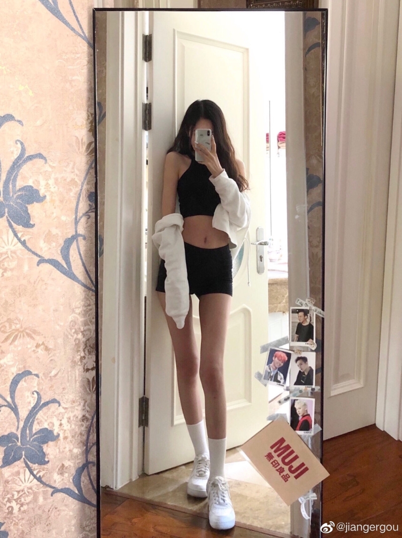 8號姜依寧在社交平臺上大秀修長窈窕身形。