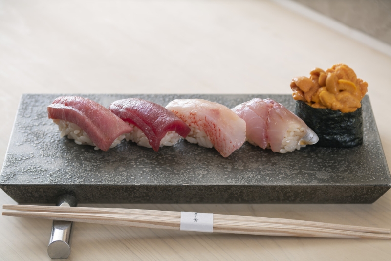 壽司上的吞拿魚(yú)改用西班牙來(lái)貨，而海膽則起用大連。