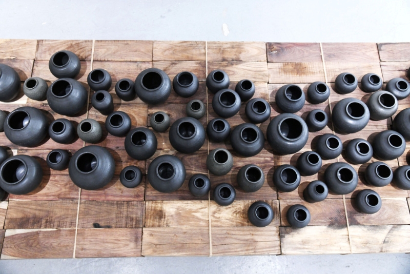 林嘉欣以一百件黑陶器皿，拼合成3米乘1米的裝置作品，猶像一道小河流。