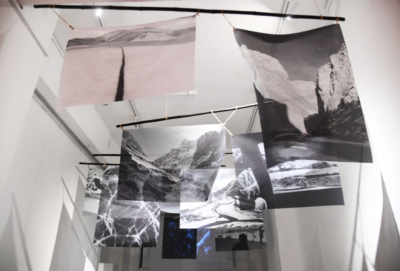 展場(chǎng)閣樓設(shè)有由照片作品制成布幔的裝置空間。