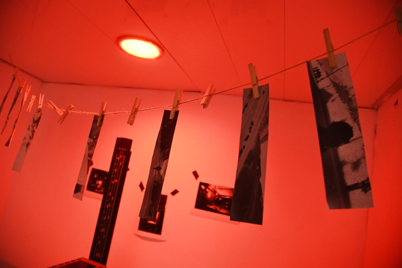 閣樓特設(shè)曬相黑房情景的裝置。