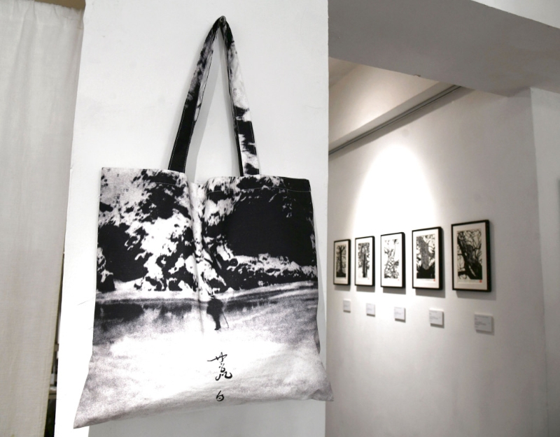 是次展覽亦同時(shí)推出多項(xiàng)主題商品如環(huán)保袋、T恤及明信片等等。