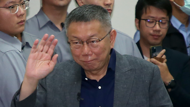 民眾黨2024參選人柯文哲（前）力挺新竹市長高虹安，認(rèn)為她絕不會(huì)有貪污的企圖