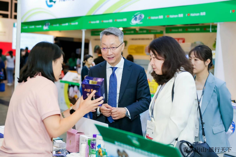 香港貿(mào)發(fā)局華北-東北首席代表陳嘉賢先生、國家農(nóng)業(yè)農(nóng)村部農(nóng)業(yè)貿(mào)易促進(jìn)中心貿(mào)易促進(jìn)處處長遠(yuǎn)銅女士參觀了貴州展館。