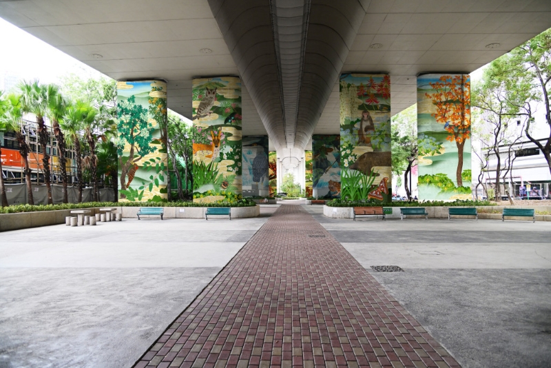 位于海盛花園的荃灣山水間系列由《霧山》《雨溪》及《光河》三幅巨型壁畫(huà)組成。旅游事務(wù)署