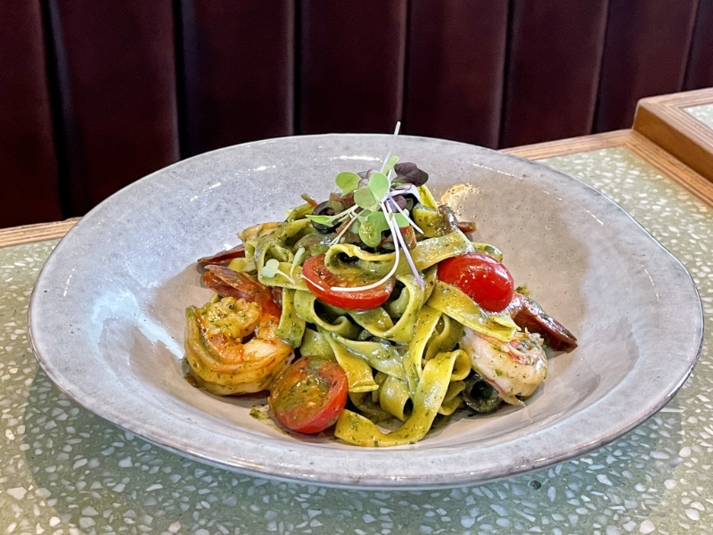 意大利香草醬大蝦闊扁面（$158），采用手工闊扁面，口感帶點(diǎn)煙韌，而且富有蛋香，加入了自家調(diào)制香草醬。