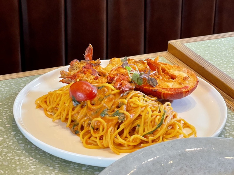 新鮮波士頓龍蝦意粉（$228），龍蝦肉質(zhì)彈牙，手工意粉上亦掛滿龍蝦醬汁，味道濃郁。