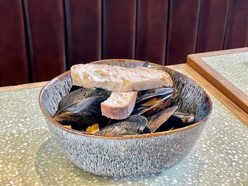 全新新鮮青口配茴香酒汁（$128）青口加入茴香酒同煮，青口汁帶有草本香氣，鮮味十足。