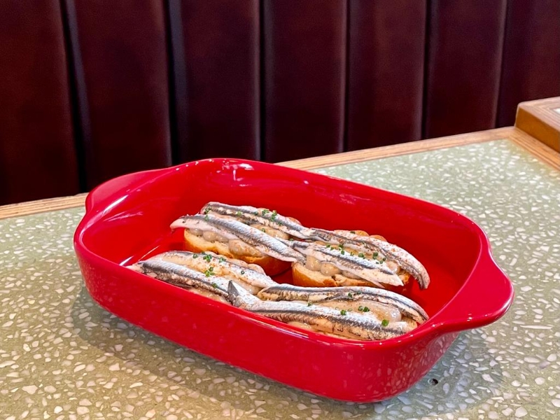 白鳀魚(yú)茄子蓉多士（$98）澳洲茄子肉加入橄欖油攪勻成醬料，搽上多士再鋪上意大利白鳀魚(yú)魚(yú)片，白鳀魚(yú)肉質(zhì)柔軟又夠鮮味，加上酸甜的茄子蓉，夏天食十分開(kāi)胃。