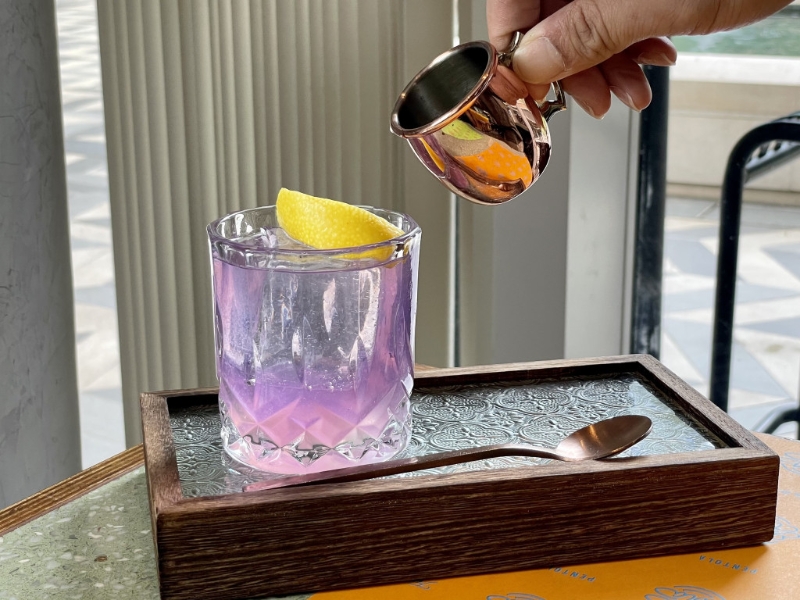 Sweet Dream（$98）將蝶豆花加入品牌“白蘭樹(shù)下”氈酒，倒入檸檬汁，雞尾酒顏色隨即由藍(lán)轉(zhuǎn)紫，打卡一流！