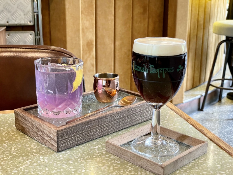 開(kāi)業(yè)期間特色雞尾酒第二杯半價(jià)優(yōu)惠。