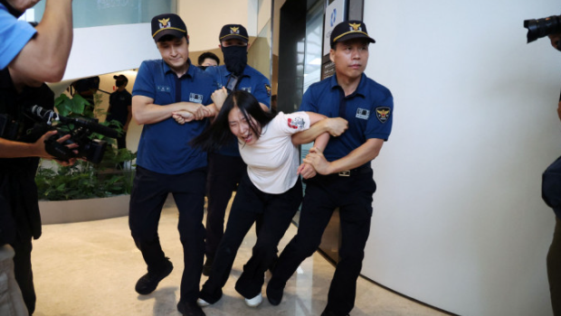 韓國(guó)有大學(xué)生硬闖日本大使館被捕