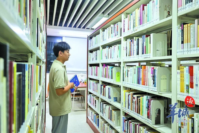 張淳風正在圖書館挑選感興趣的書籍。