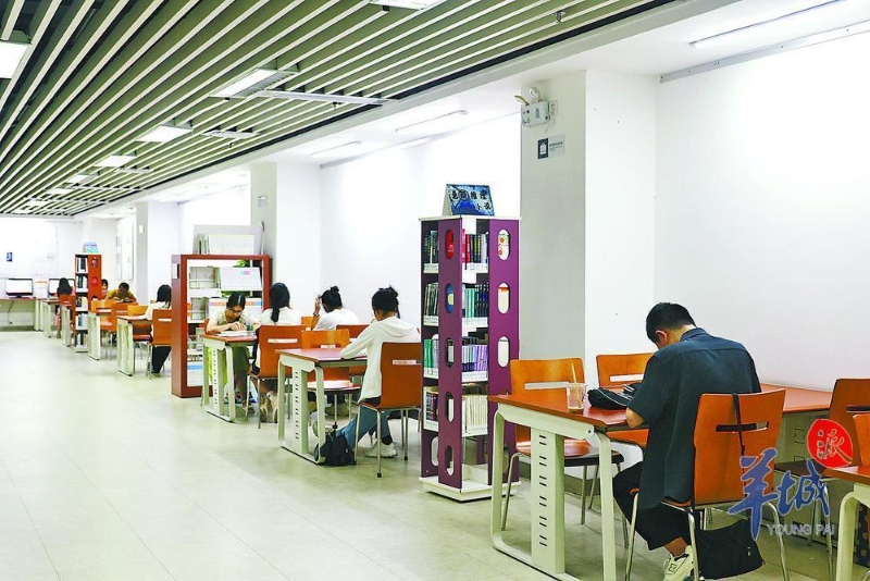 工作日期間的佛山某圖書館。