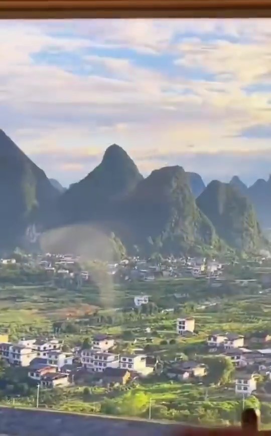 火車行色匆匆，綠野煙村擦肩呼嘯而過?！靶氯A網(wǎng)”微博官方頻道截圖