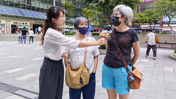 曾小姐（中）及陳小姐（右）都表示會(huì)暫時(shí)不吃魚(yú)生。