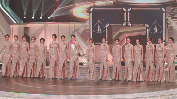 6位候選佳麗穿上旗袍出場(chǎng)。