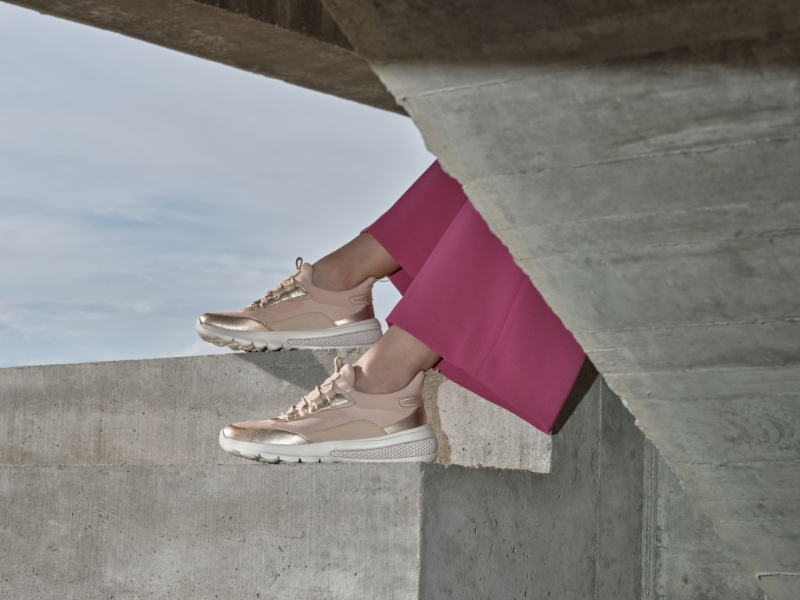 鞋底采用互相連接的充氣膠囊設(shè)計(jì)，提升舒適度。