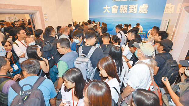 鴻海創(chuàng)辦人郭臺銘28日召開“主流民意大聯(lián)盟”記者會，大批媒體為了等郭彩排練習(xí)致詞，在門外苦等半小時，引發(fā)媒體不滿。