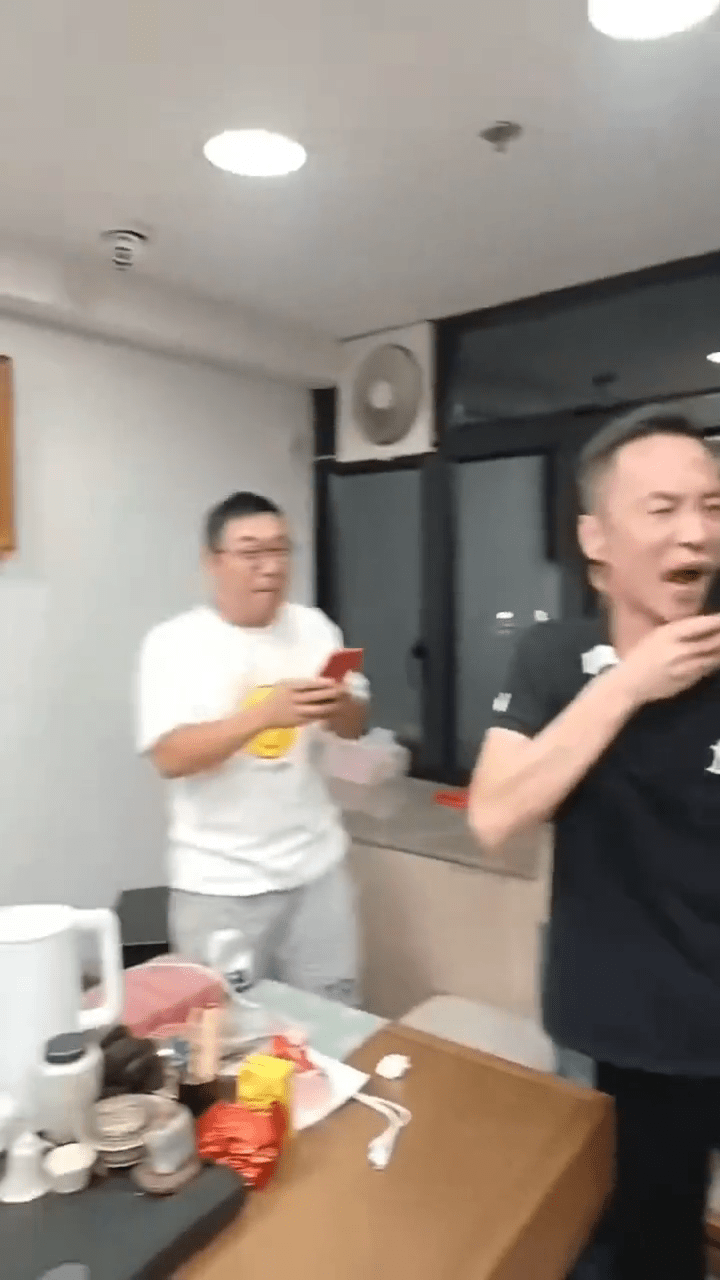 其他鄉(xiāng)親父老亦相當興奮