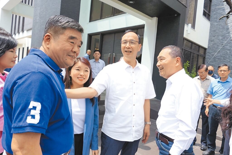 侯友宜(右)在朱立倫(中)陪同下前往拜訪張榮味(左) 侯友宜(右)在朱立倫(中)陪同下前往拜訪張榮味(左)