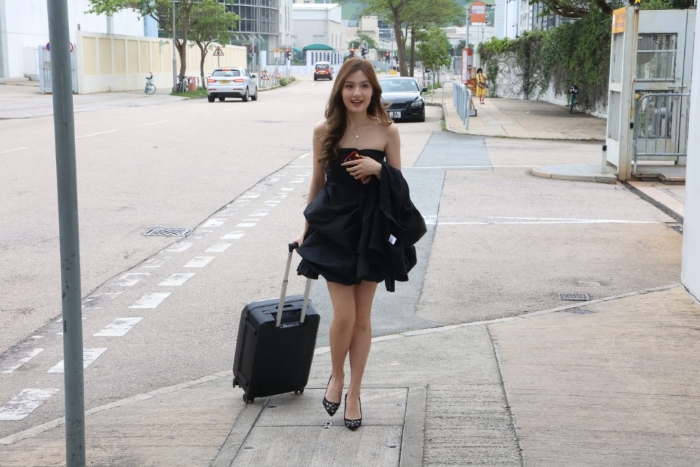 王怡然拖行李箱現(xiàn)身首輪面試！