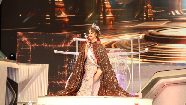 莊子璇奪冠后坐在冠軍寶座上留影。