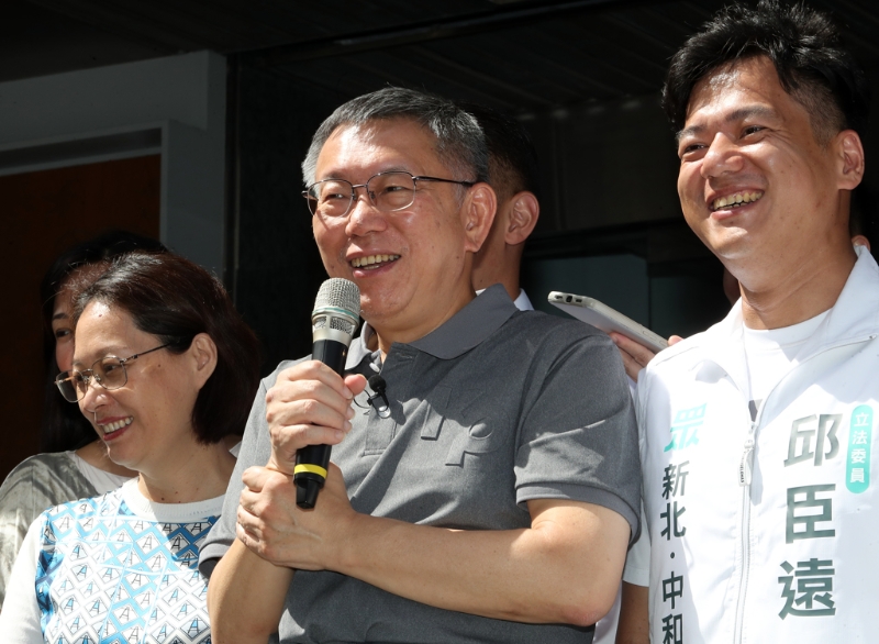 柯、郭29日晚間出席臺(tái)北市出租車(chē)駕駛員職業(yè)工會(huì)普渡餐會(huì)，兩人同框不到30秒，柯文哲隨即快閃。