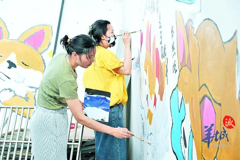 志愿者繪畫(huà)裝點(diǎn)基地 受訪者供圖