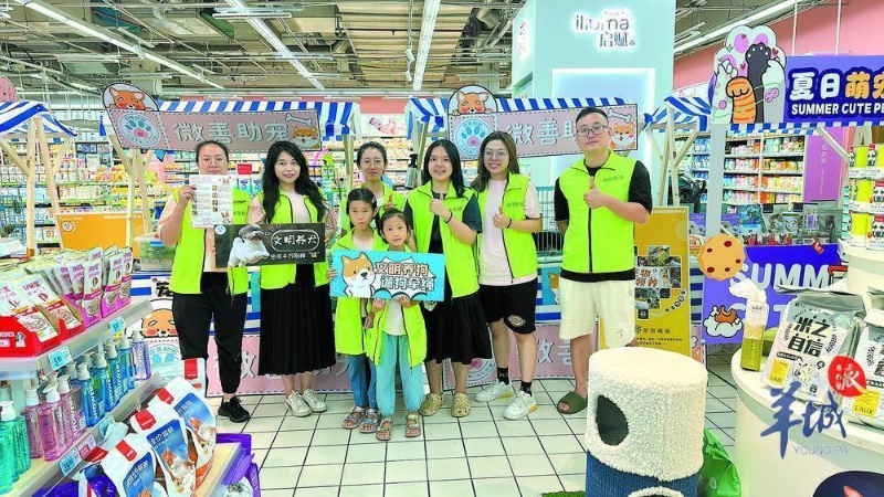 志愿者進(jìn)入商店宣傳文明養(yǎng)寵觀念 受訪者供圖