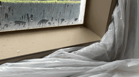 打開窗，沿著窗邊四周套上或攝入膠袋，然后再關(guān)窗，把垃圾袋夾實，就可有效擋著雨水