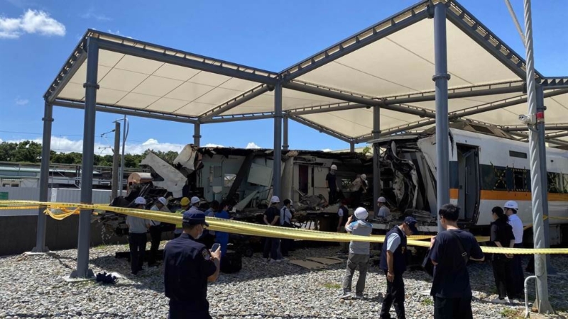 鐵警刑大鑒識(shí)人員與臺(tái)鐵人員1日重啟太魯閣號(hào)408車次第7、8節(jié)車廂搜查。 中時(shí)