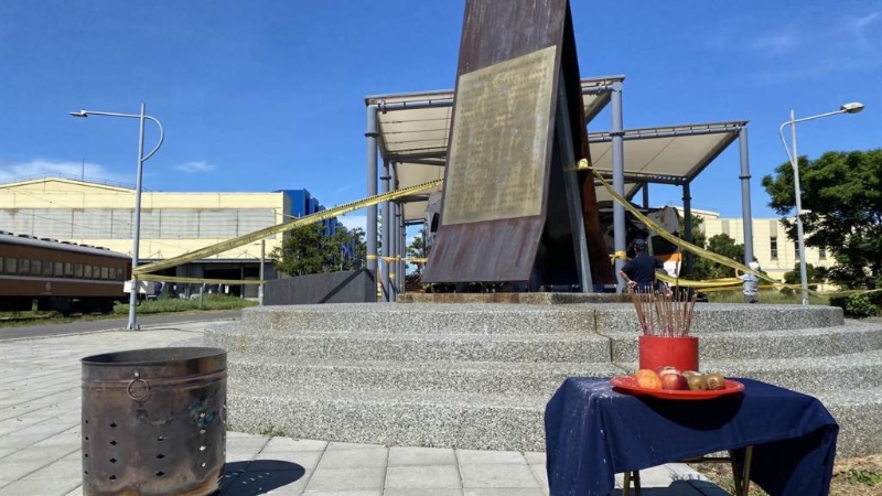 鐵警與臺(tái)鐵人員9月1日上午重啟太魯閣408車次車廂搜查，現(xiàn)場(chǎng)人員祭拜后開始搜查。 中時(shí)