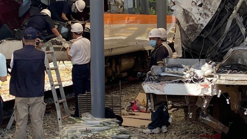 鐵警鑒識(shí)人員全場(chǎng)錄影存證后，逐一從車廂內(nèi)拿出遺留物。 中時(shí)