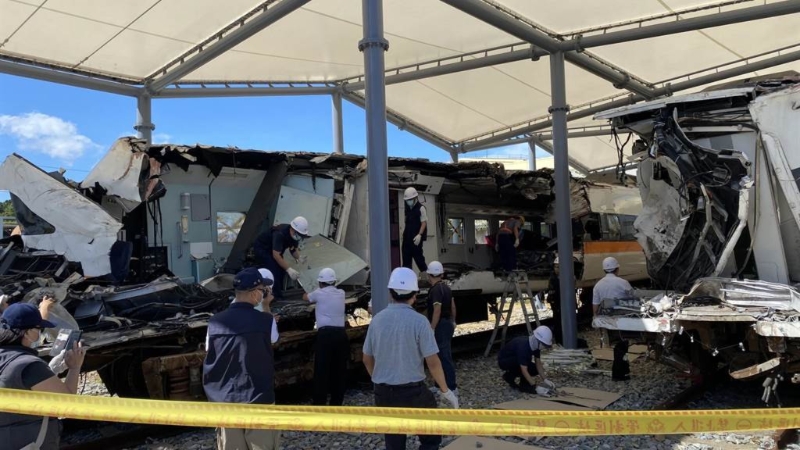 鐵警刑大鑒識(shí)人員與臺(tái)鐵人員共約10多人，在臺(tái)鐵富岡機(jī)廠搜查車廂遺骸。 中時(shí)