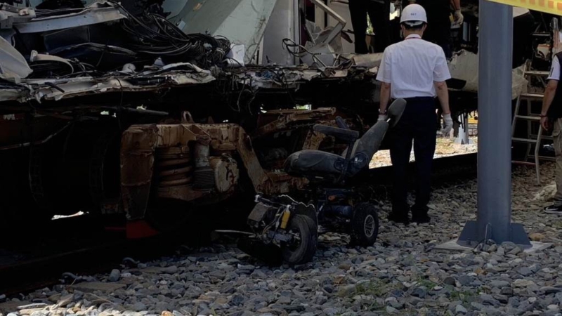 鐵警刑大鑒識(shí)人員從車廂內(nèi)搬出一臺(tái)疑似電動(dòng)輪椅。 中時(shí)