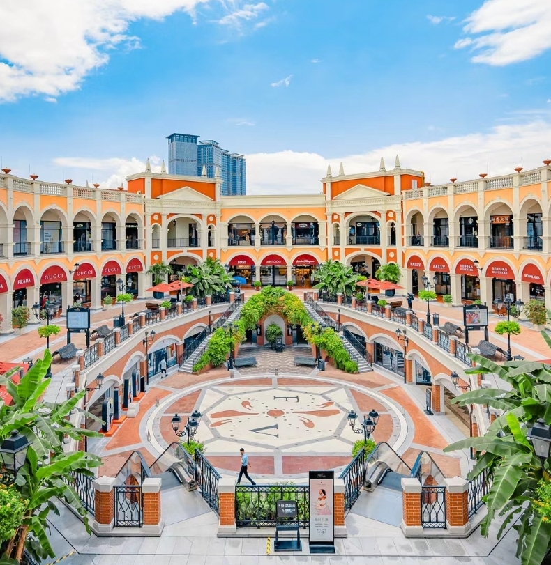 佛羅倫薩小鎮(zhèn)距離廣州南站5分鐘車程，小鎮(zhèn)建筑充滿意大利風情。