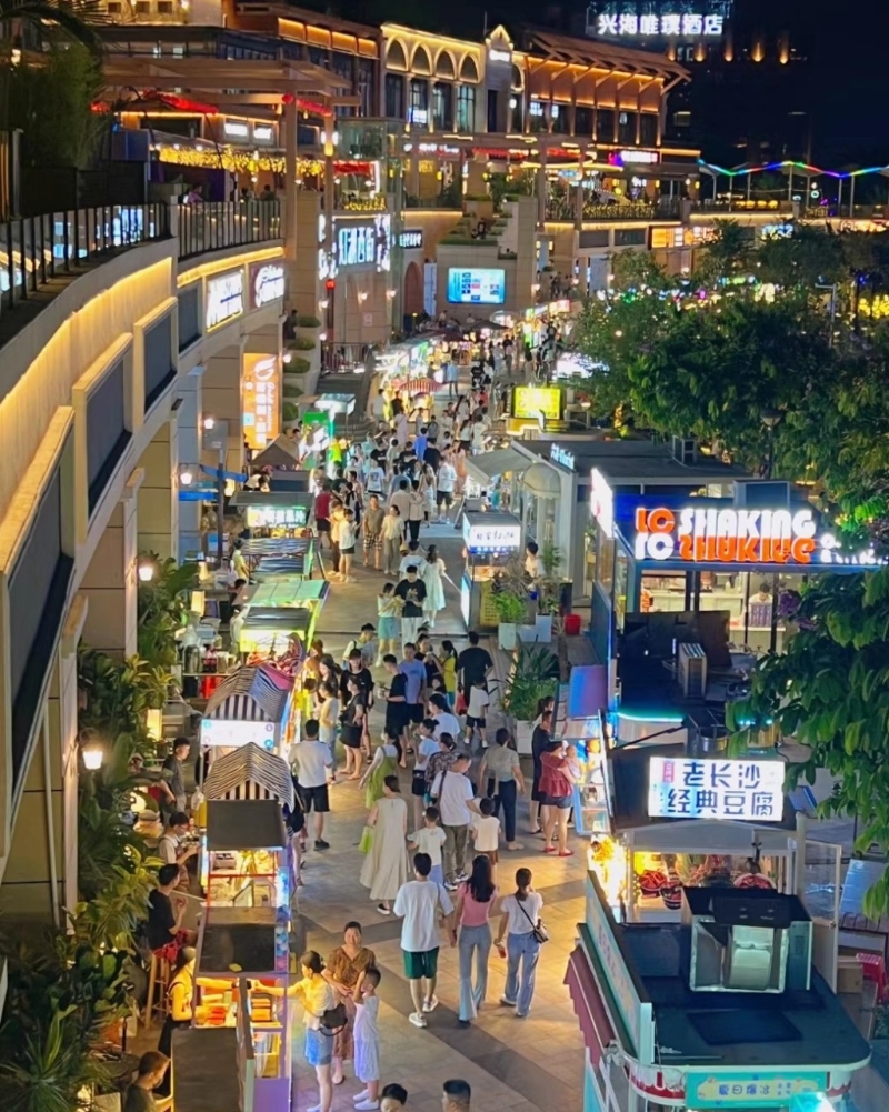 千燈湖晚上有很多小吃路邊攤，美食種類繁多。圖：小紅書@是捷米呀