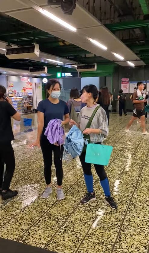 柴灣站大堂出現(xiàn)積水情況。 柴灣人柴灣事FB