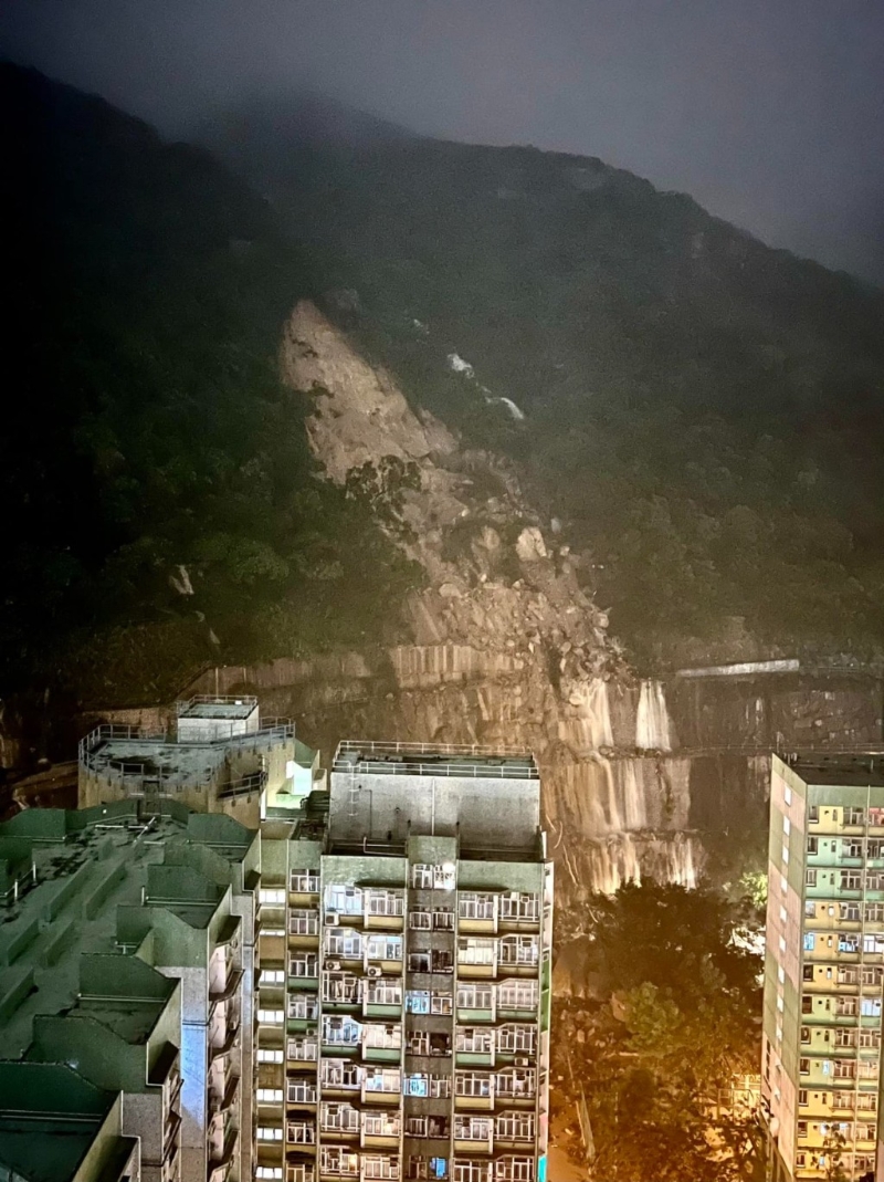 筲箕灣耀興道山泥傾瀉淹沒車輛，居民： 住這么久第一次遇到