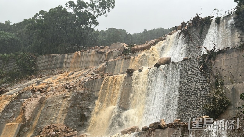 耀東邨山泥傾瀉。 劉漢權(quán)攝