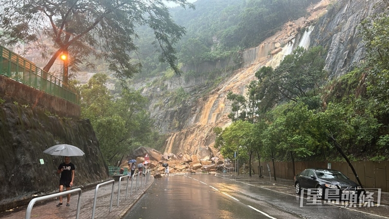 耀興道巨石滾下阻路全線封。 劉漢權(quán)攝
