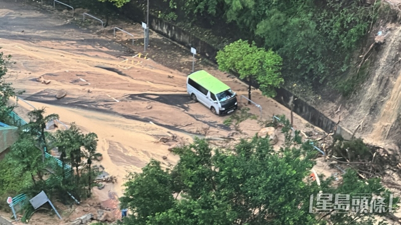 耀東邨一片泥濘。 劉漢權(quán)攝