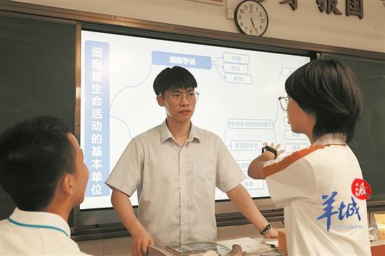 一下課，王錦輝的周圍便圍滿了來問問題的學(xué)生