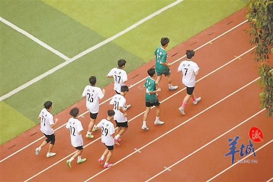 下課后的北滘中學(xué)操場