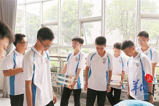 北滘中學(xué)的學(xué)生到圖書館搬書