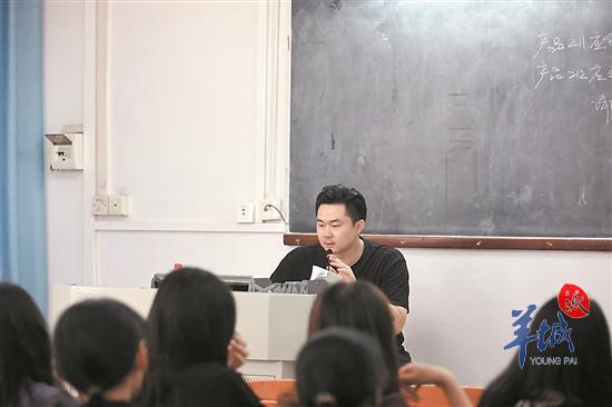 閻石發(fā)正在上課